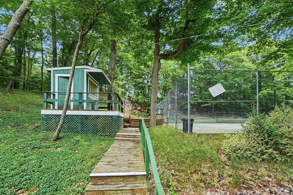 20 Crescent Hill Grand Haven City MI 49417