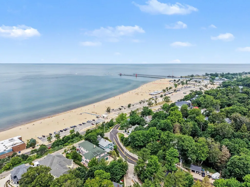 20 Crescent Hill Grand Haven City MI 49417