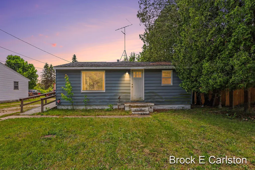643 E Sternberg Road Norton Shores City MI 49441