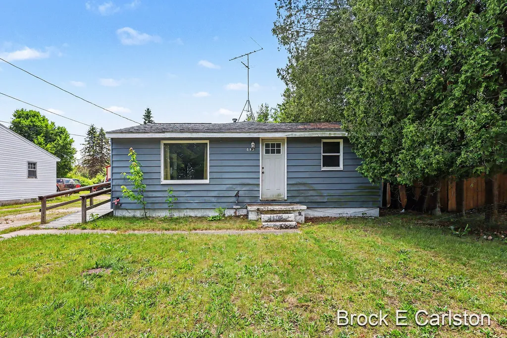643 E Sternberg Road Norton Shores City MI 49441
