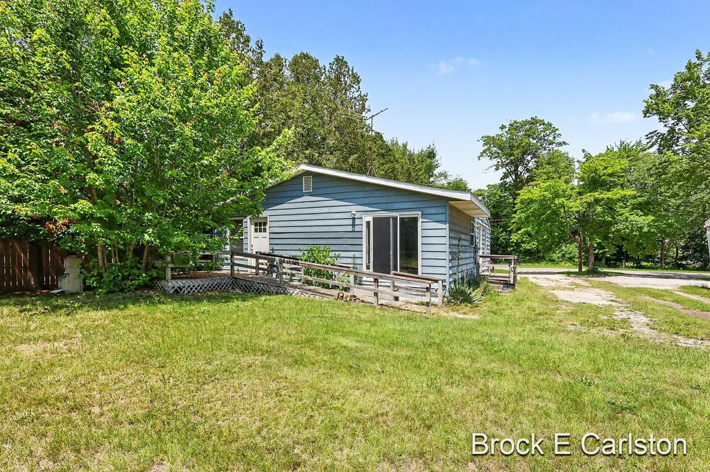 643 E Sternberg Road Norton Shores City MI 49441