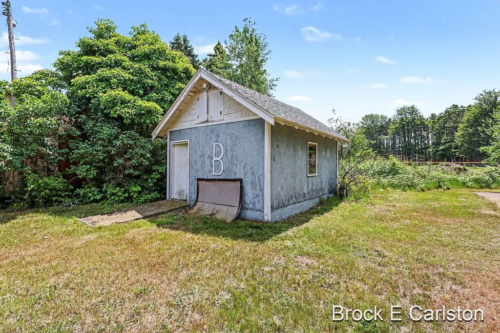 643 E Sternberg Road Norton Shores City MI 49441