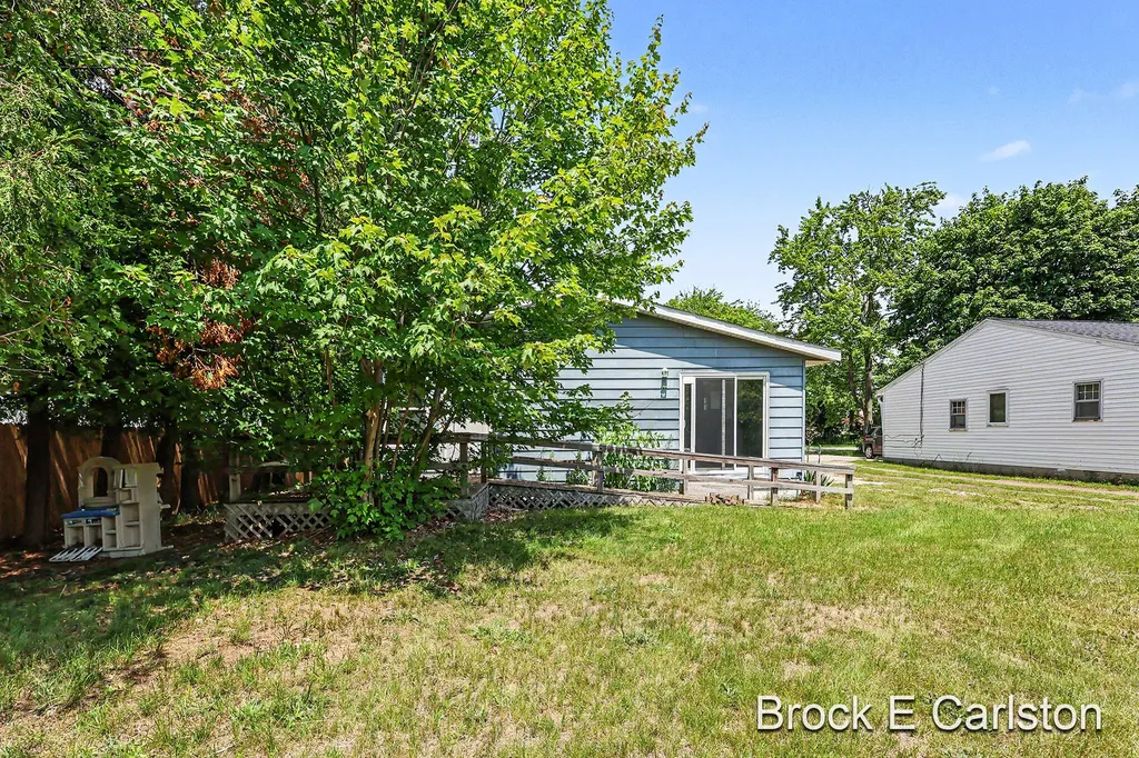 643 E Sternberg Road Norton Shores City MI 49441