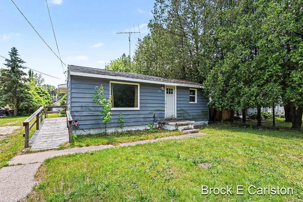 643 E Sternberg Road Norton Shores City MI 49441