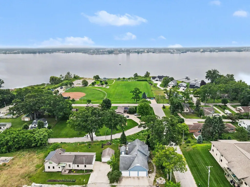 1102 Central Avenue North Muskegon City MI 49445