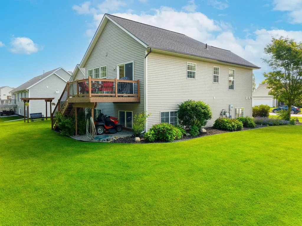 2198 Applegate Drive NW Walker City MI 49534
