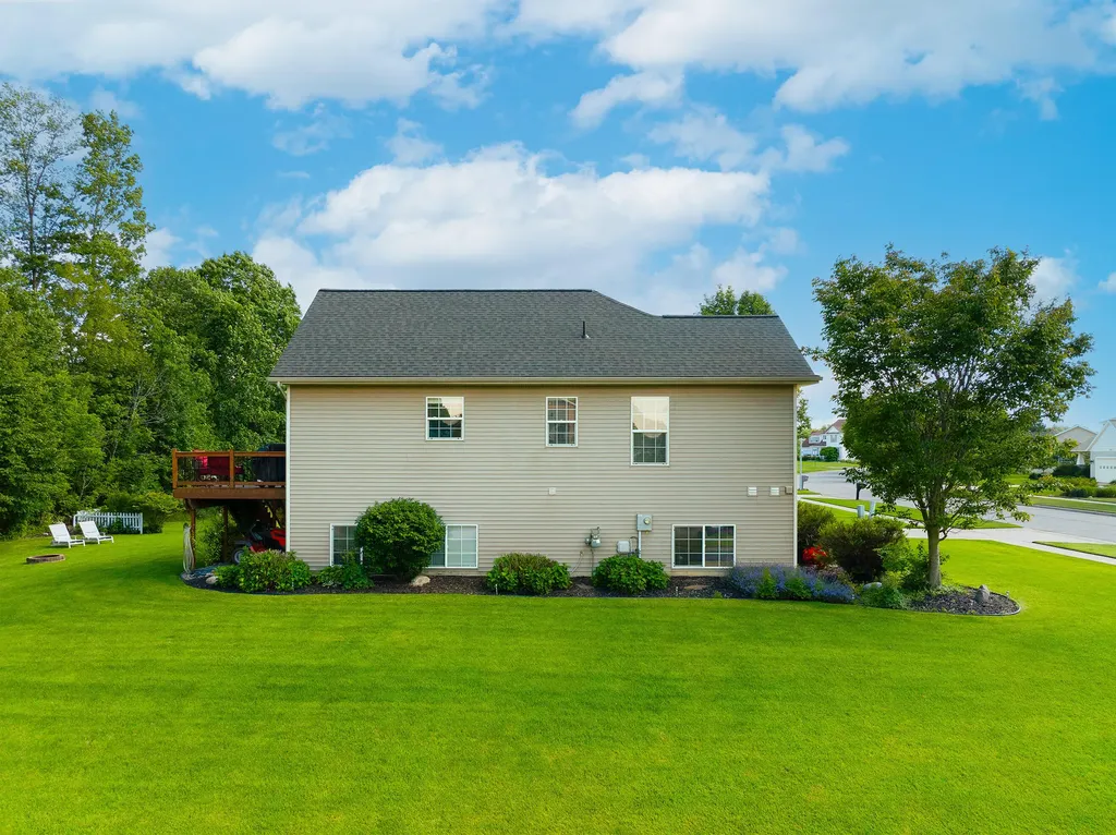 2198 Applegate Drive NW Walker City MI 49534