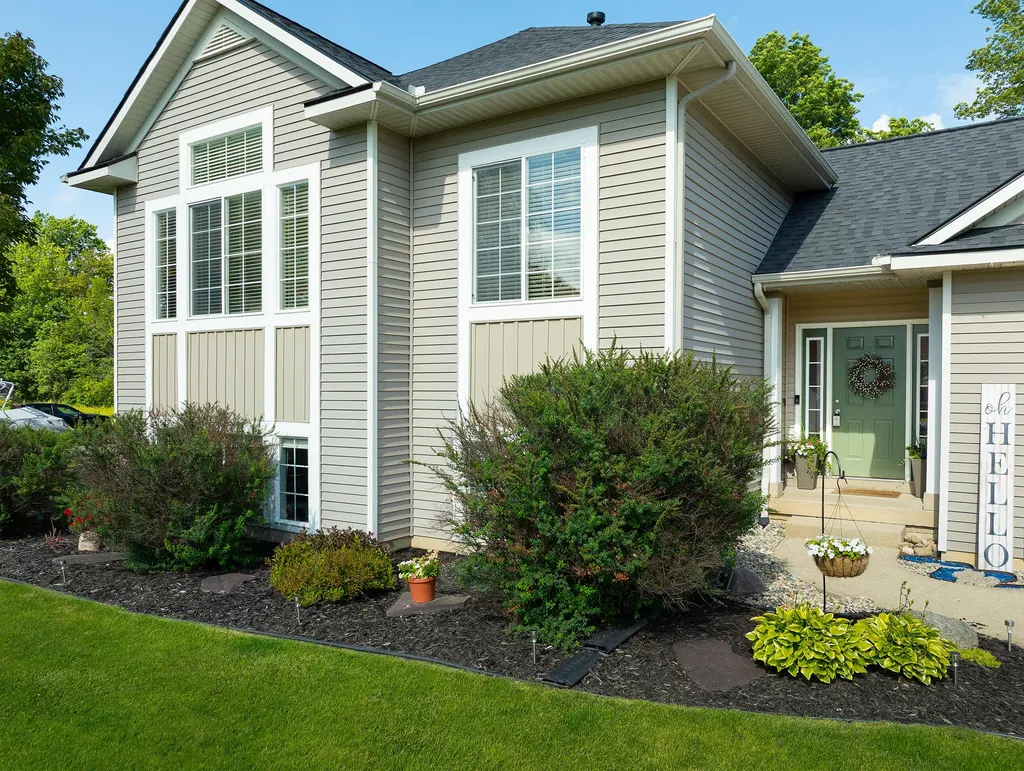 2198 Applegate Drive NW Walker City MI 49534