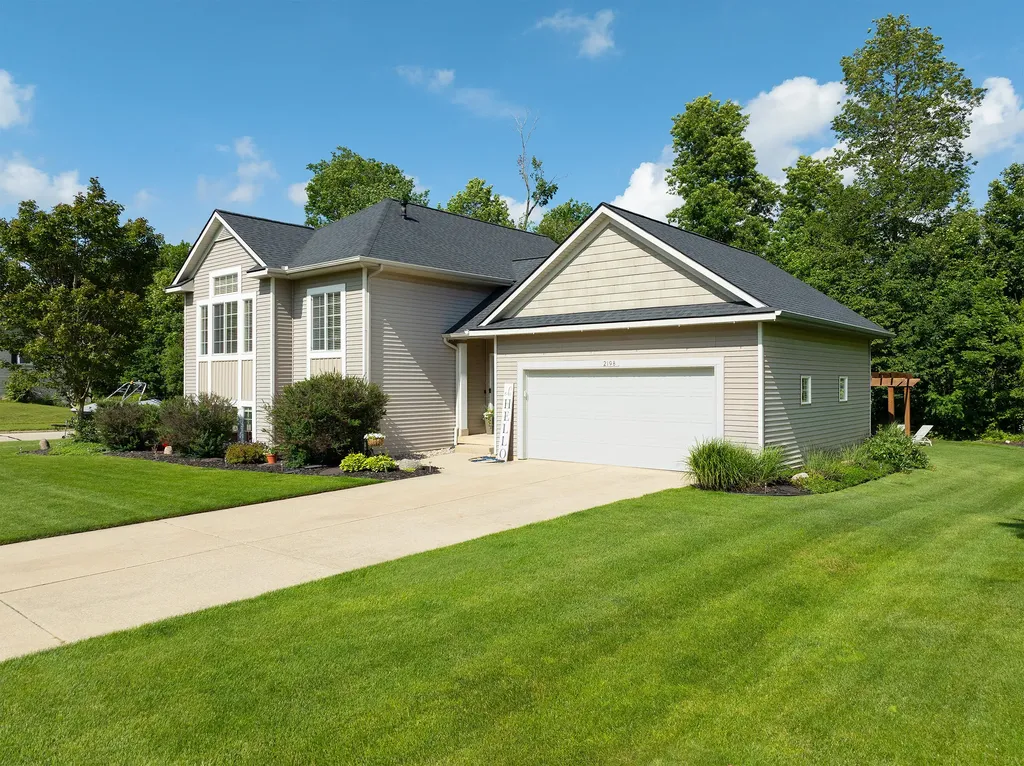 2198 Applegate Drive NW Walker City MI 49534