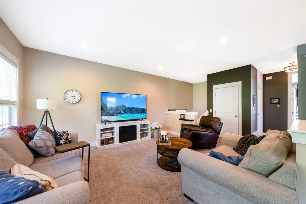 2198 Applegate Drive NW Walker City MI 49534