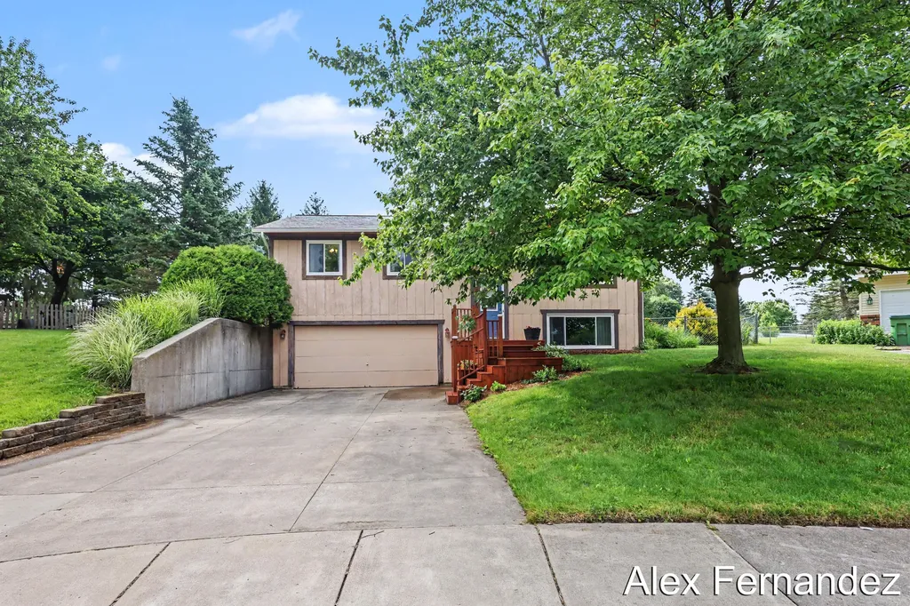 5860 Valley Lane Drive SE Kentwood City MI 49508