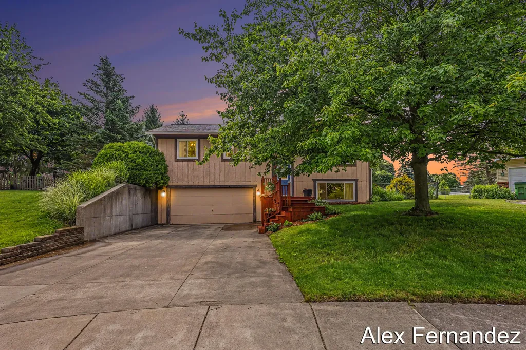 5860 Valley Lane Drive SE Kentwood City MI 49508
