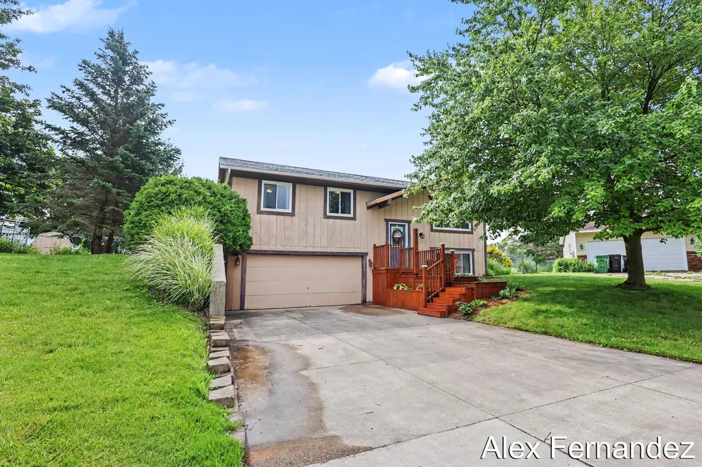 5860 Valley Lane Drive SE Kentwood City MI 49508