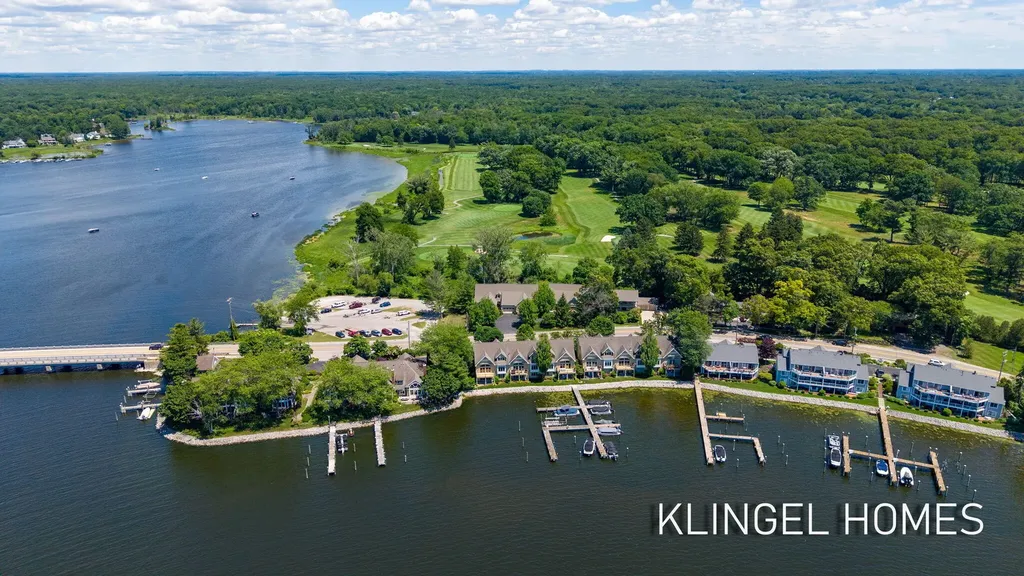 17528 N Fruitport Road Spring Lake Township MI 49456