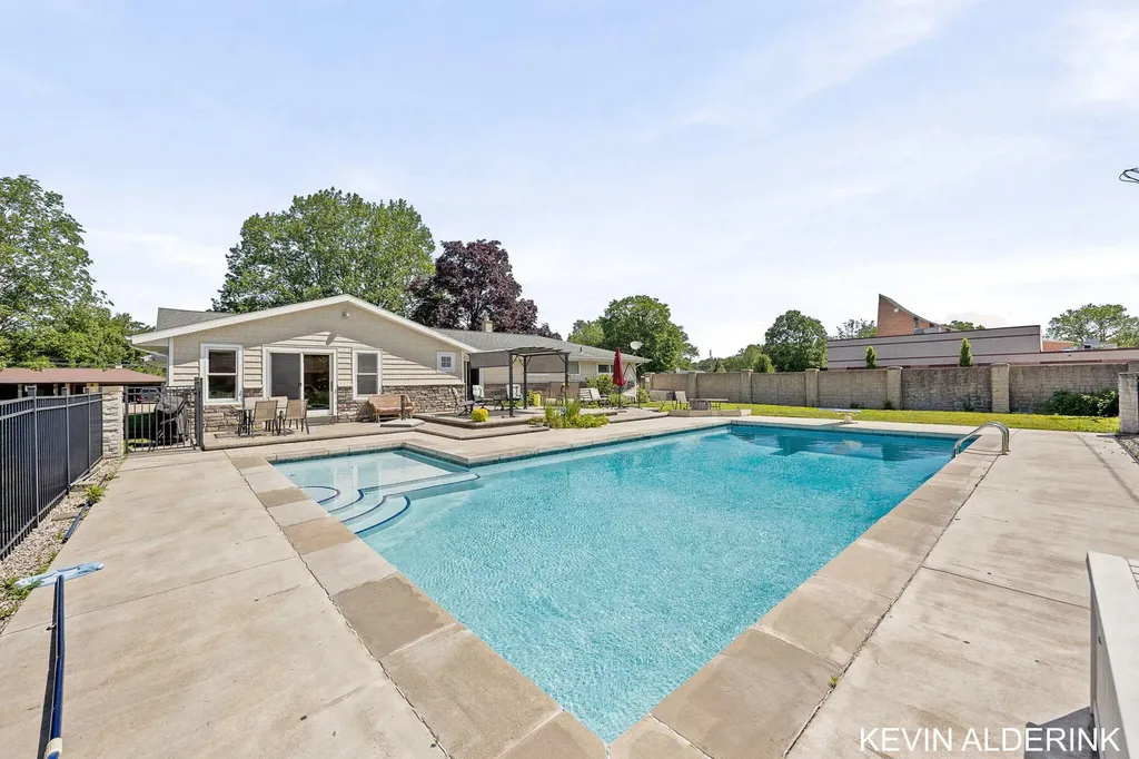34 W 37th Street Holland City MI 49423