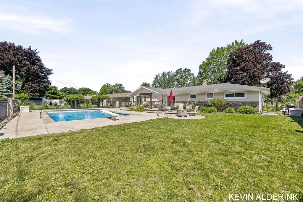 34 W 37th Street Holland City MI 49423
