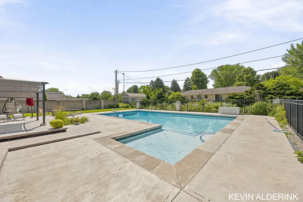 34 W 37th Street Holland City MI 49423