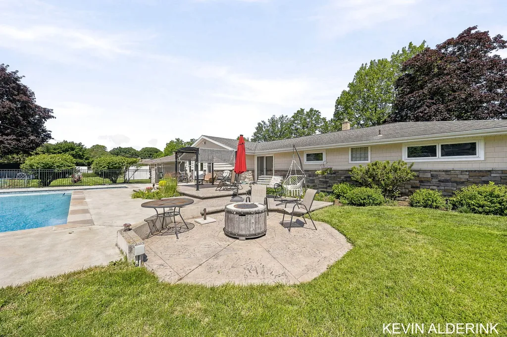 34 W 37th Street Holland City MI 49423