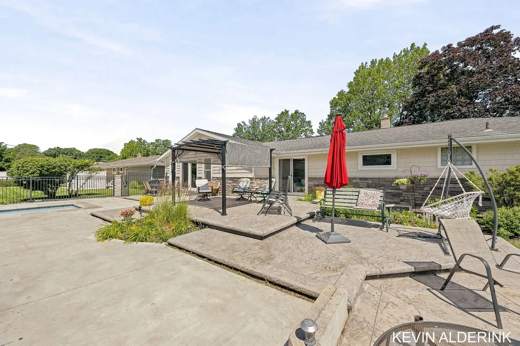 34 W 37th Street Holland City MI 49423