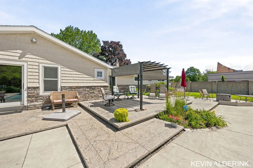 34 W 37th Street Holland City MI 49423