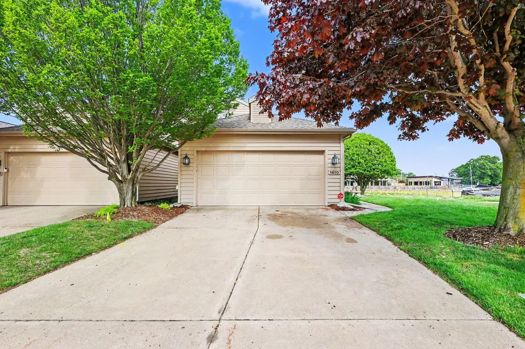 1410 E Harbour Towne Circle Muskegon City MI 49441