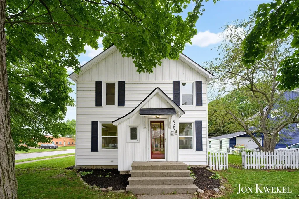 523 Elm Street SE Lowell City MI 49331