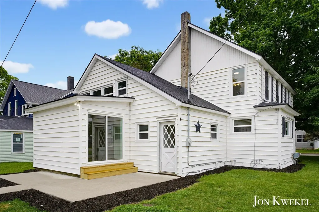 523 Elm Street SE Lowell City MI 49331
