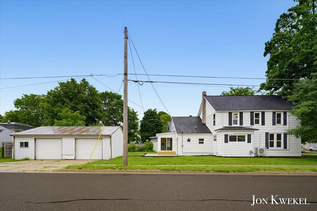 523 Elm Street SE Lowell City MI 49331