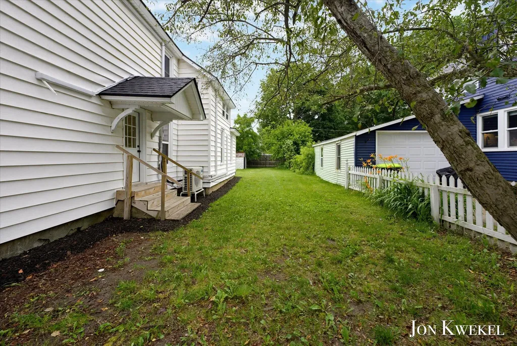 523 Elm Street SE Lowell City MI 49331