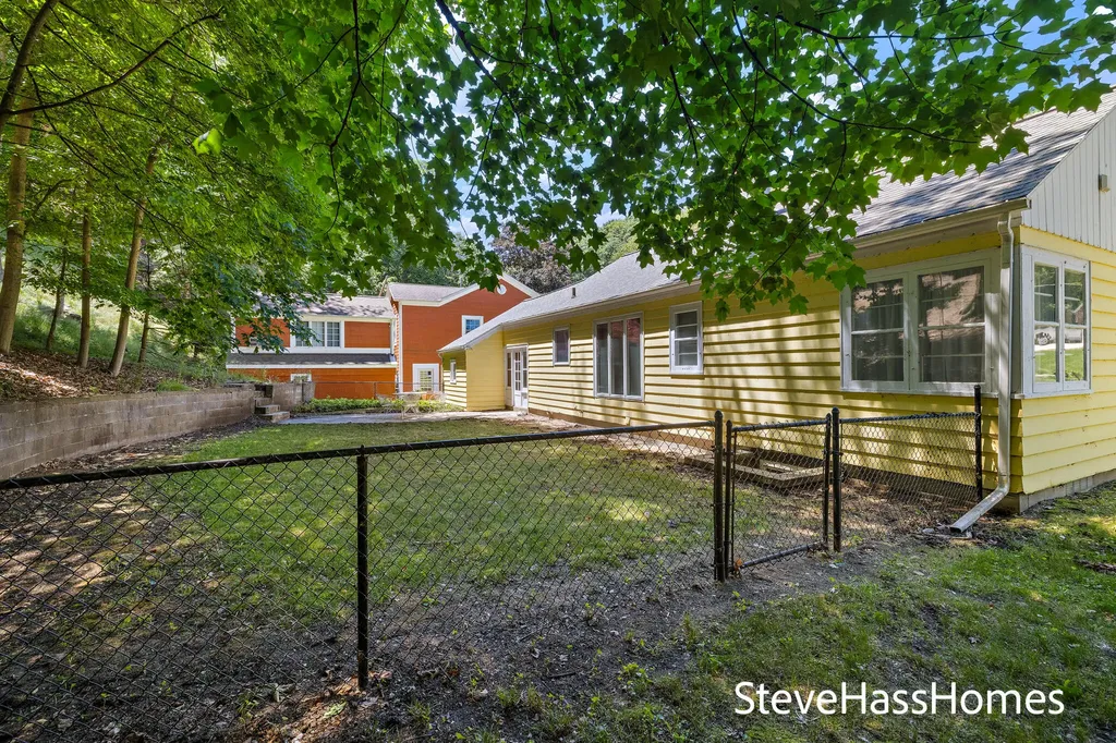 186 Grand Avenue Grand Haven City MI 49417