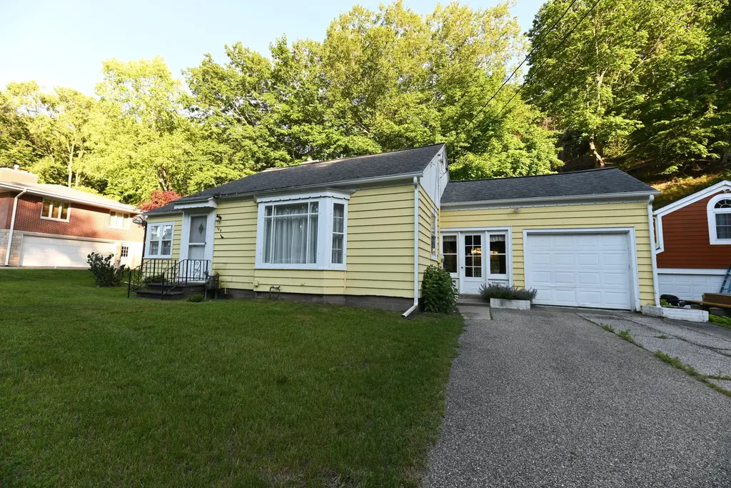 186 Grand Avenue Grand Haven City MI 49417