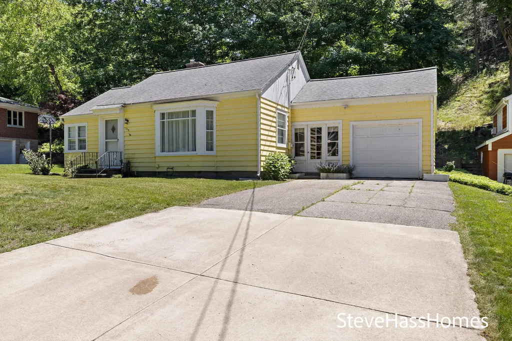 186 Grand Avenue Grand Haven City MI 49417