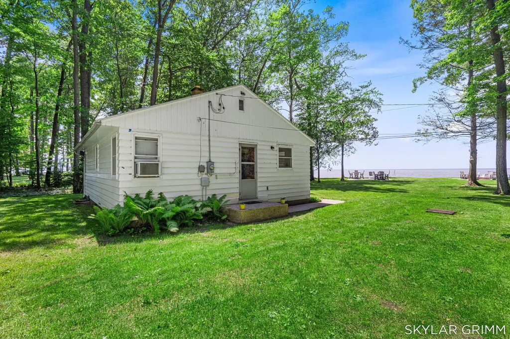 2121 N Scenic Drive Laketon Township MI 49445