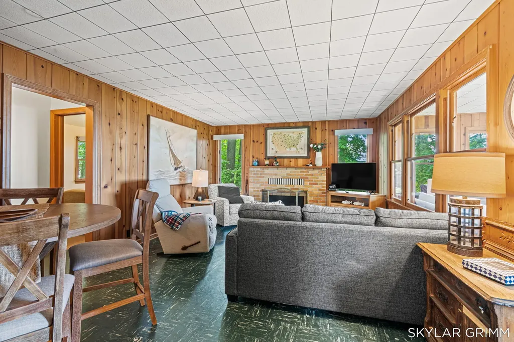 2121 N Scenic Drive Laketon Township MI 49445