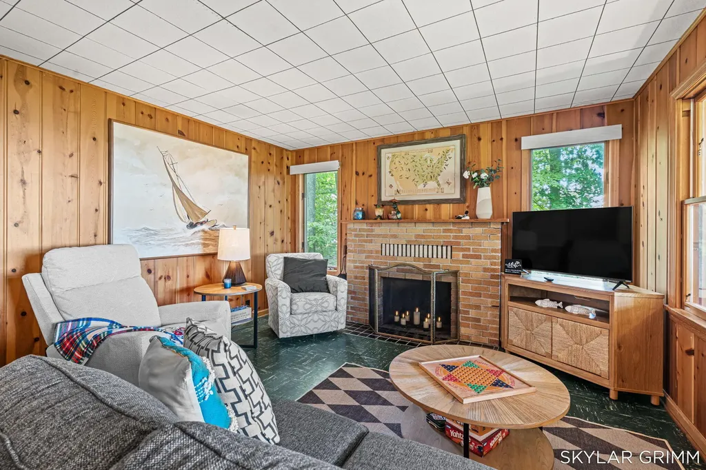 2121 N Scenic Drive Laketon Township MI 49445