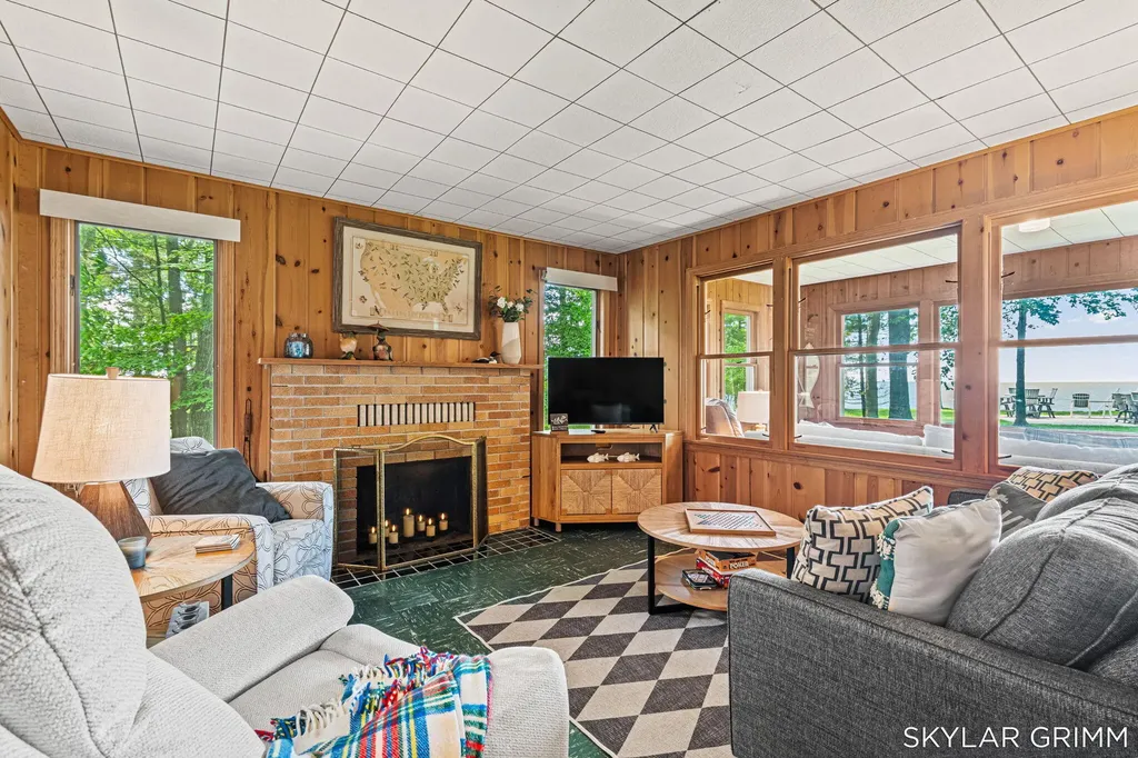 2121 N Scenic Drive Laketon Township MI 49445