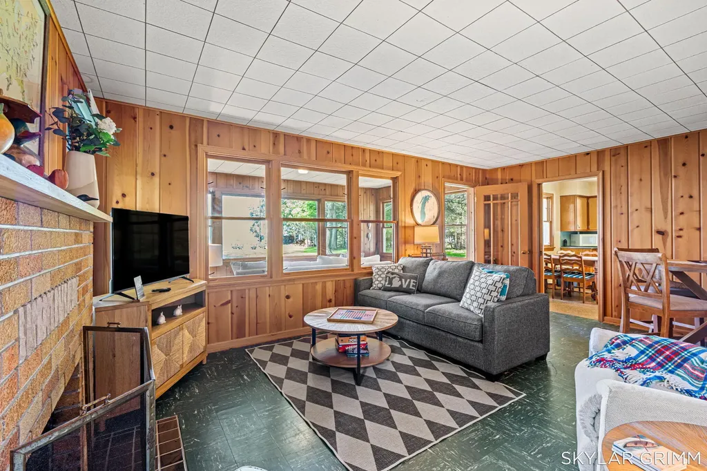 2121 N Scenic Drive Laketon Township MI 49445
