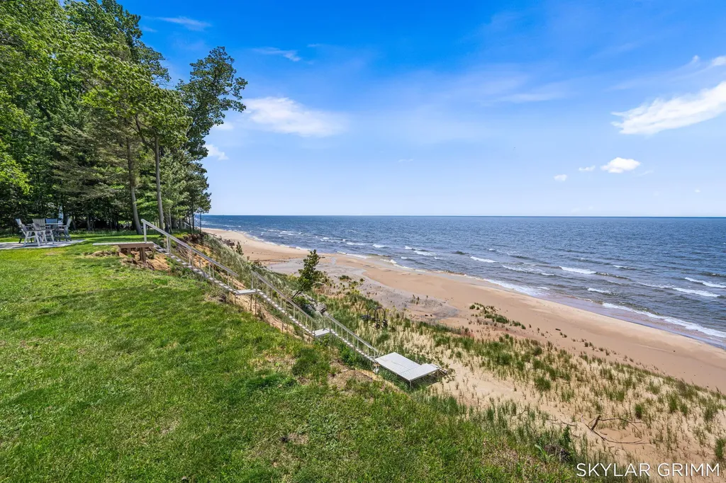 2121 N Scenic Drive Laketon Township MI 49445