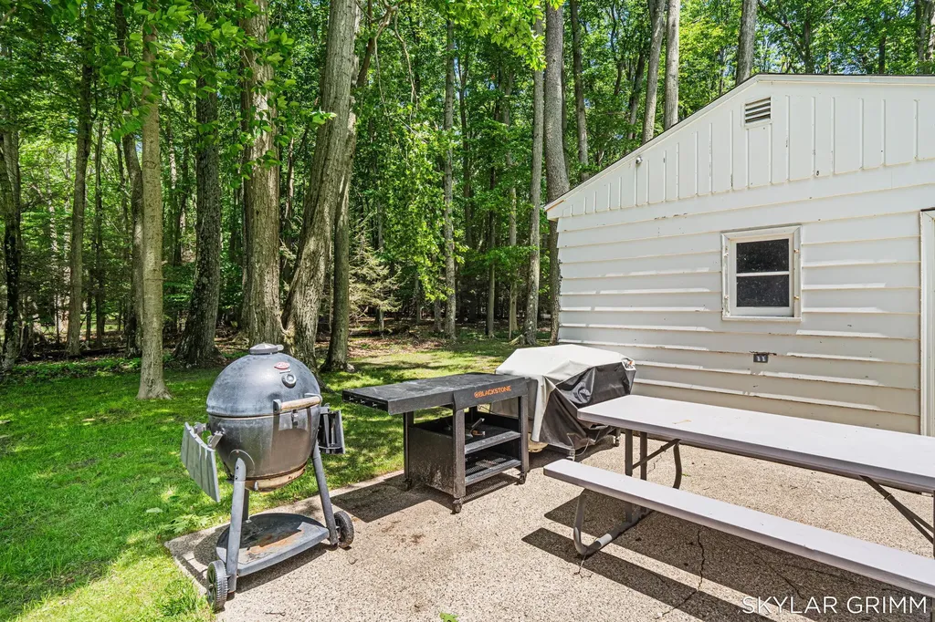 2121 N Scenic Drive Laketon Township MI 49445
