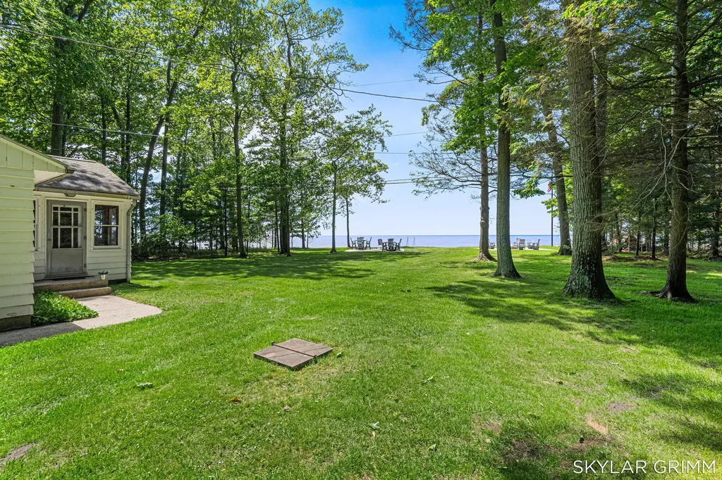 2121 N Scenic Drive Laketon Township MI 49445