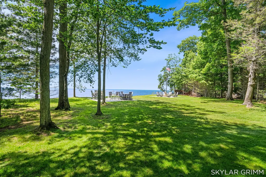 2121 N Scenic Drive Laketon Township MI 49445