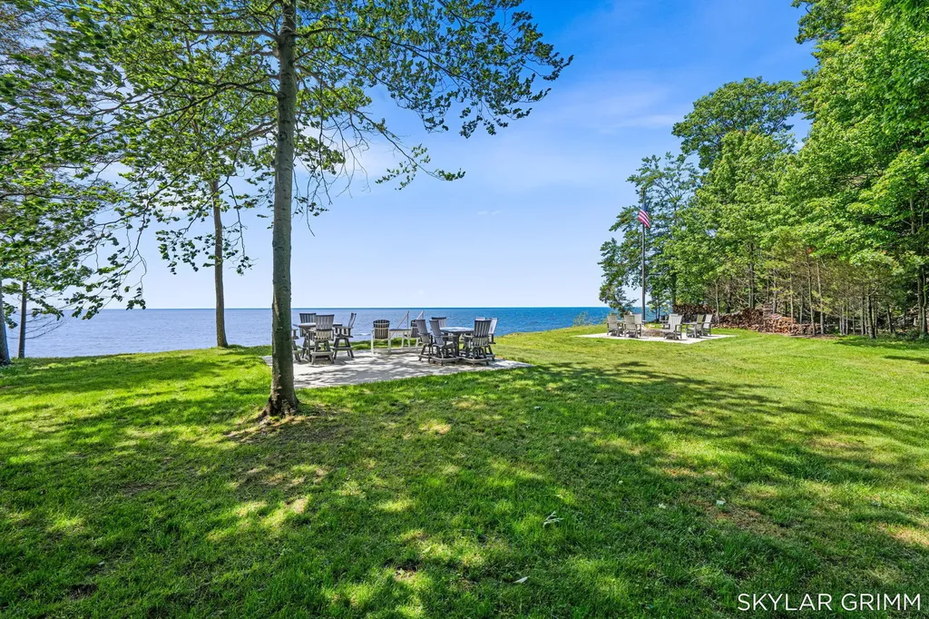 2121 N Scenic Drive Laketon Township MI 49445