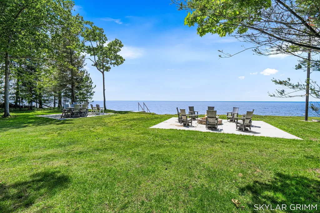 2121 N Scenic Drive Laketon Township MI 49445