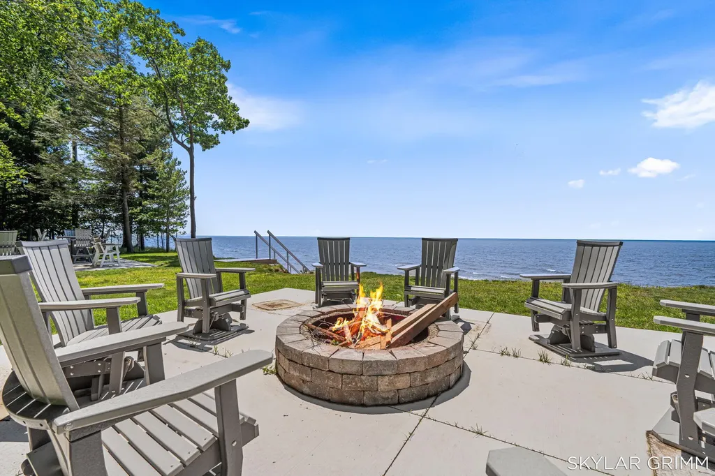 2121 N Scenic Drive Laketon Township MI 49445