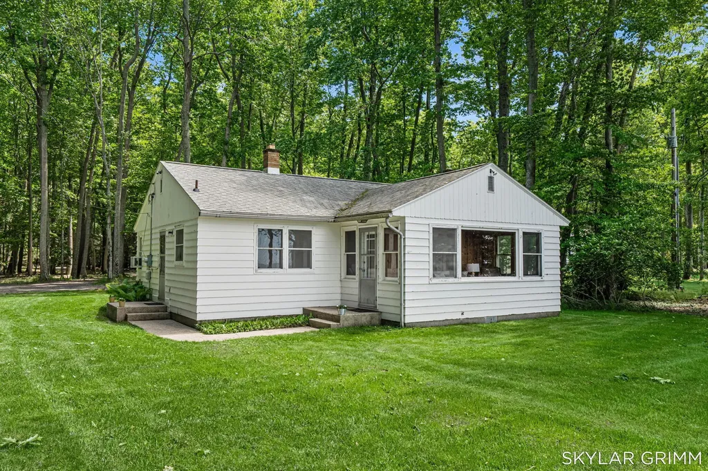 2121 N Scenic Drive Laketon Township MI 49445