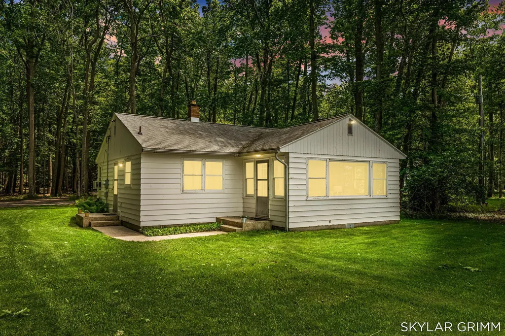2121 N Scenic Drive Laketon Township MI 49445