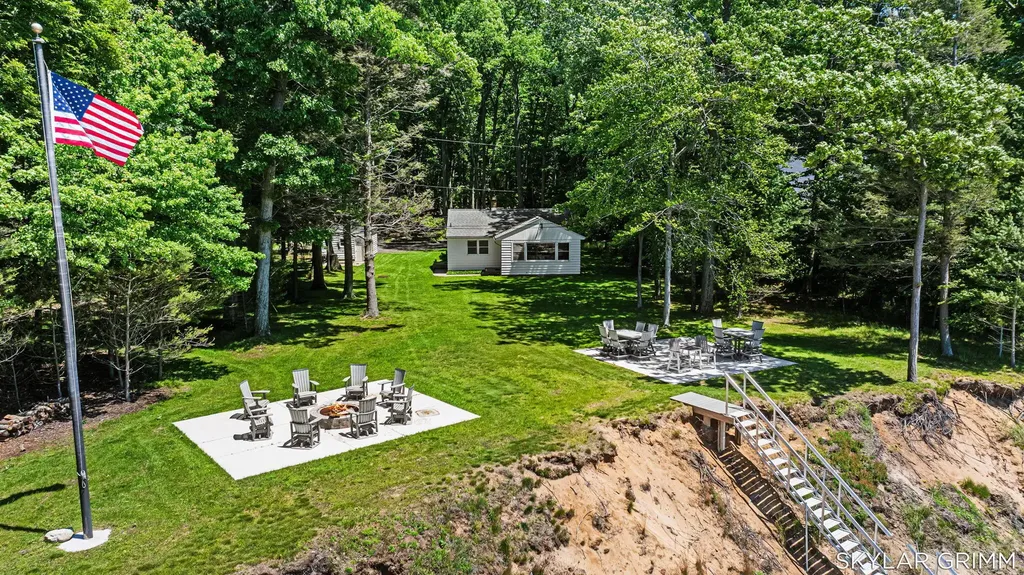 2121 N Scenic Drive Laketon Township MI 49445