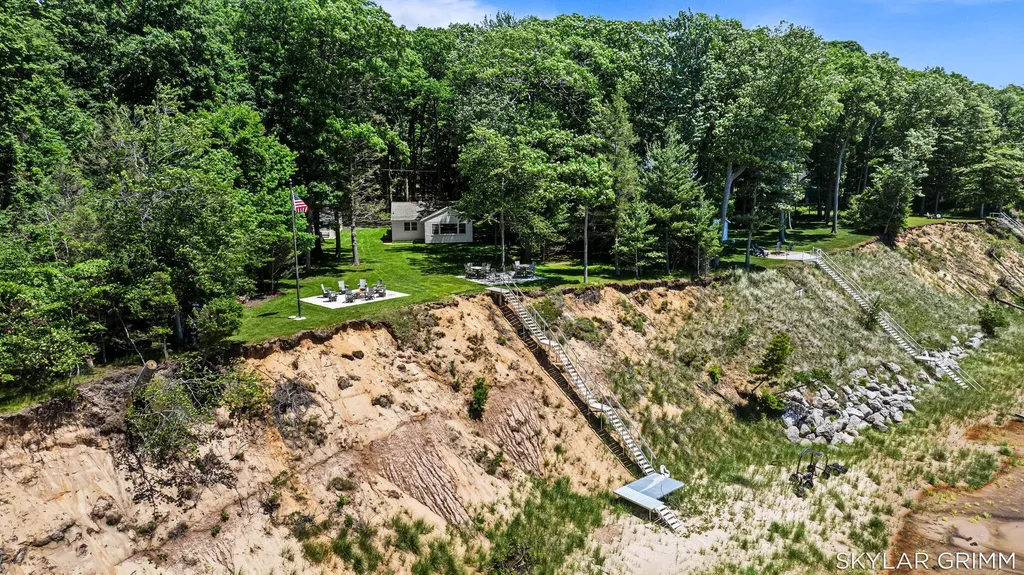 2121 N Scenic Drive Laketon Township MI 49445