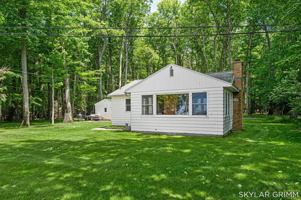 2121 N Scenic Drive Laketon Township MI 49445