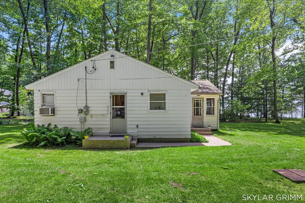 2121 N Scenic Drive Laketon Township MI 49445